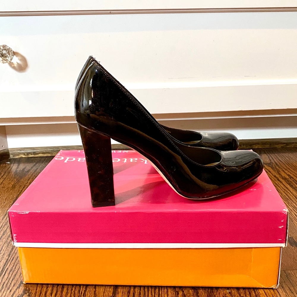 Kate Spade black patent pumps with tortoise heels